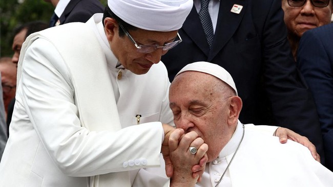 Paus Fransiskus Cium Tangan Imam Masjid Istiqlal Seusai Dirinya Diberikan Kecupan Kening